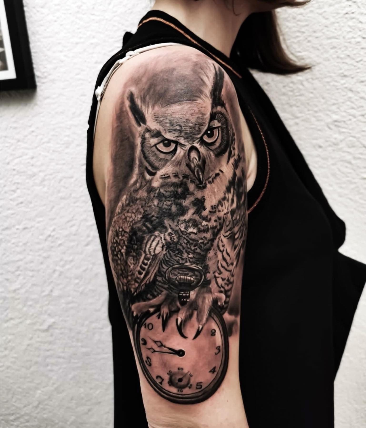 Realismus — Eule mit Taschenuhr